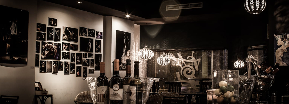 Arte flamenco vivo y cercano, botella de vino y tapa... ¡Qué más se puede pedir!